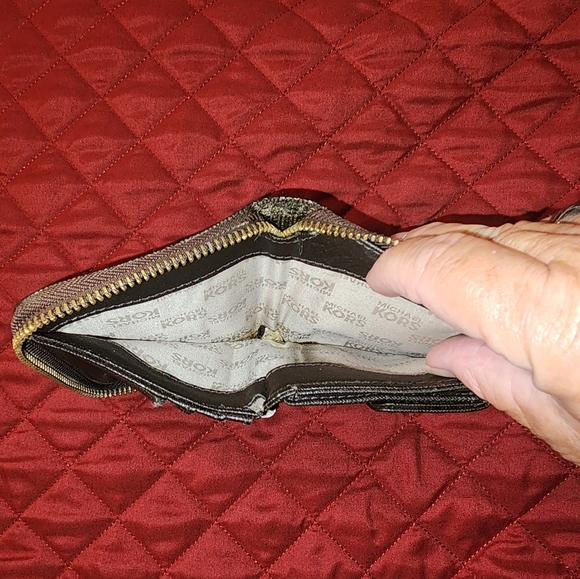 Micheal Kors Signature wallet - Picture 4 of 5